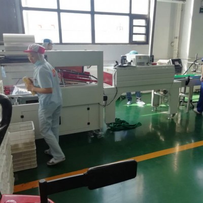 挂面面条封切收缩包装机 低压电器自动套膜收缩机 家电塑封打包机图5